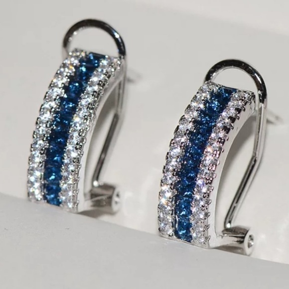 NEW 18K WHITE GOLD BLUE WHITE DIAMOND OMEGA STUDS - Picture 3 of 4